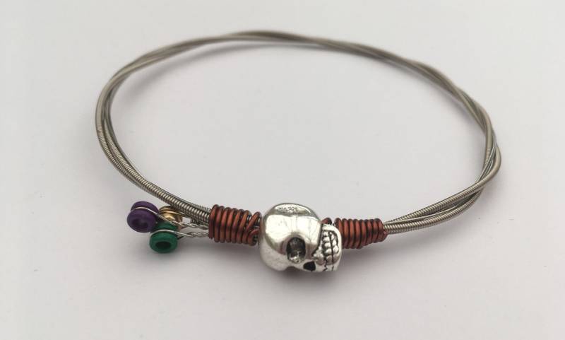 Recyceltes Gitarrensaiten-Armband Mit Totenkopf-Perle Und Kupferdraht. Unisex Einzigartiges Gitarrist Geschenk Recyceltes Gitarrensaiten-Armband Mit Totenkopf-Perle Und Kupferdraht. Unisex Einzigartiges Gitarrist Geschenk von GuitarJangles