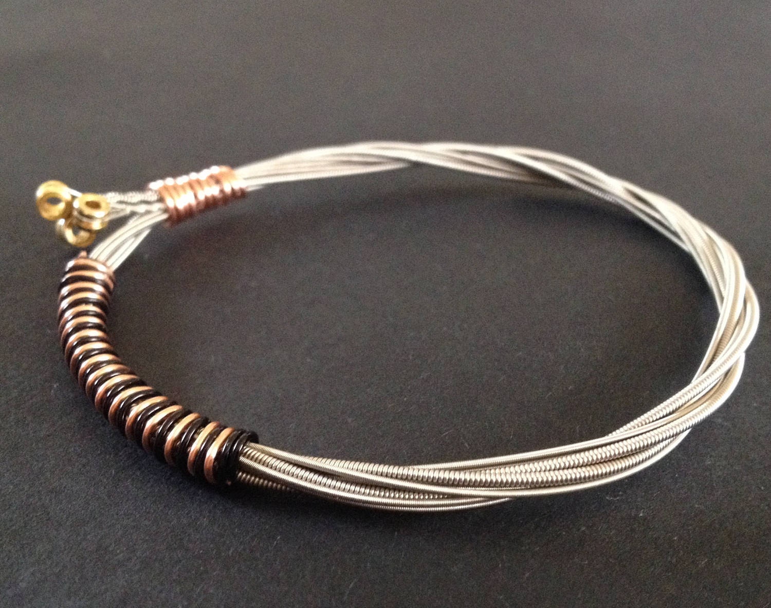 Vintage Gitarrensaiten Armband, Gestyled Mit Schwarzem Und Bronzefarbenem Kupferdraht. Unisex Einzigartiges Gitarrist Geschenk Vintage Gitarrensaiten Armband, Gestyled Mit Schwarzem Und Bronzefarbenem Kupferdraht. Unisex Einzigartiges Gitarrist Geschenk von GuitarJangles