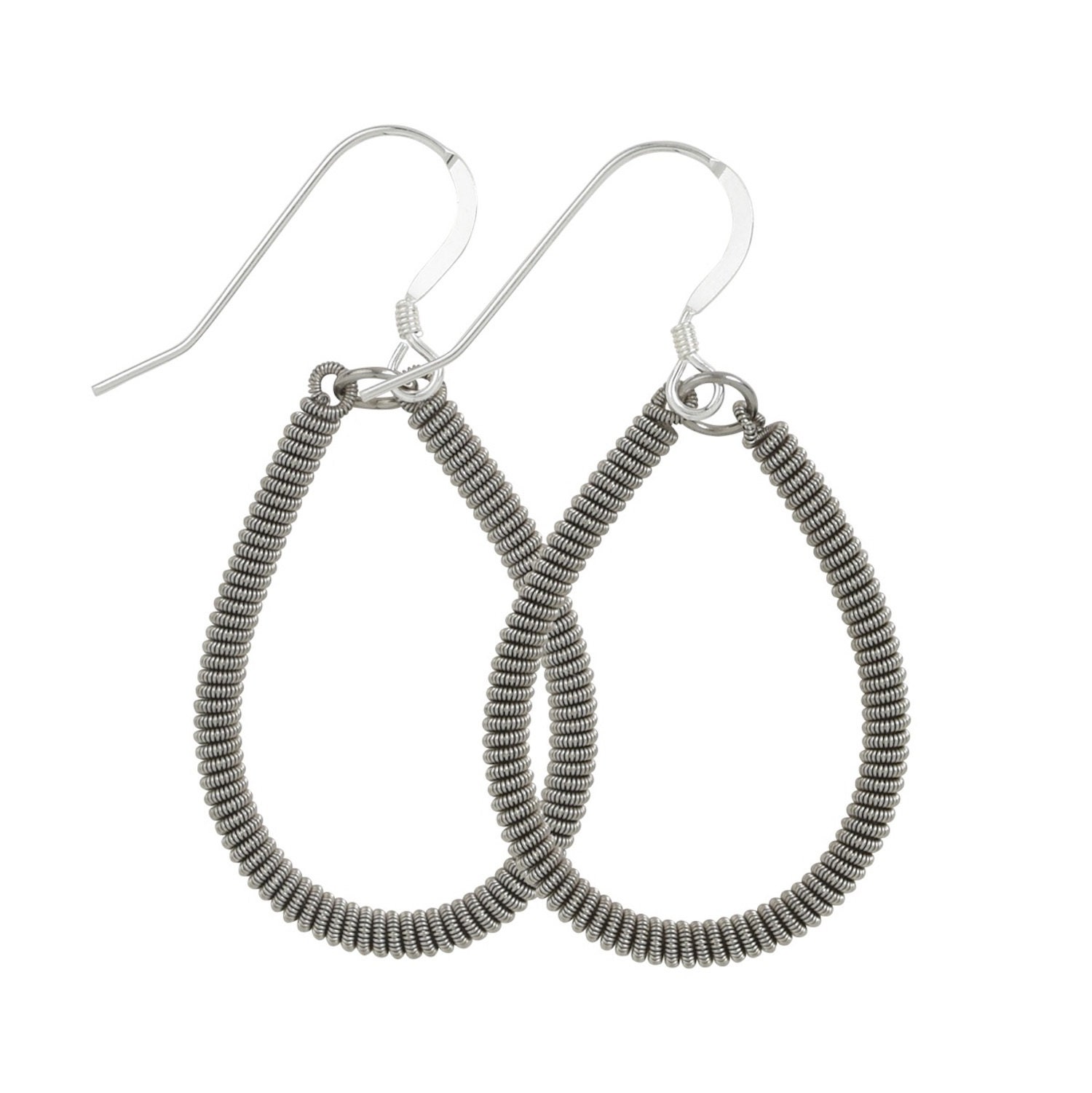 Gewickelte Teardrop Gitarre String Ohrringe Gewickelte Teardrop Gitarre String Ohrringe von GuitarStringJewelry
