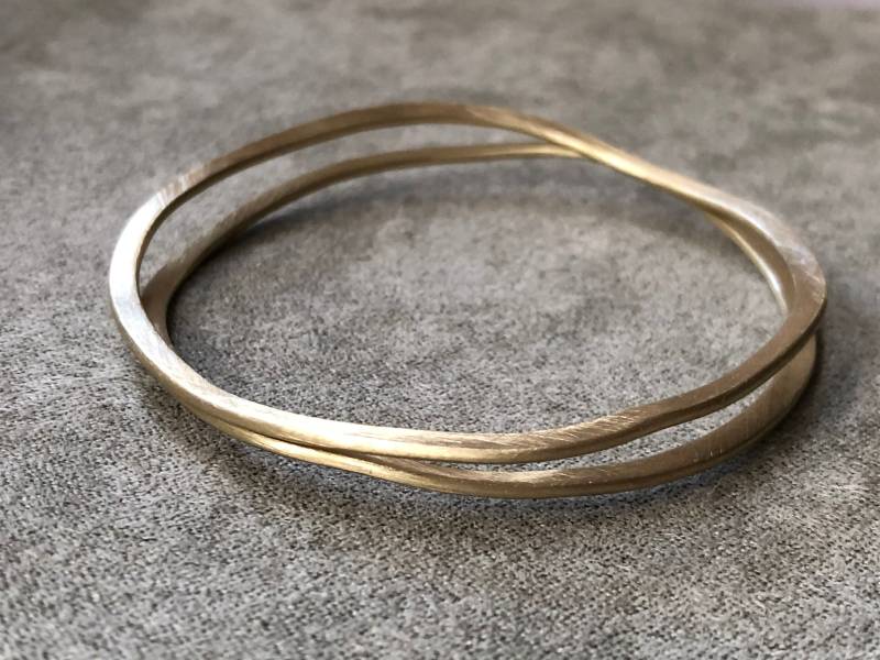 Massives Messing Armreifen Set Moderne Stapelarmbänder Mit Matter Oberfläche von GulinZoisJewelry