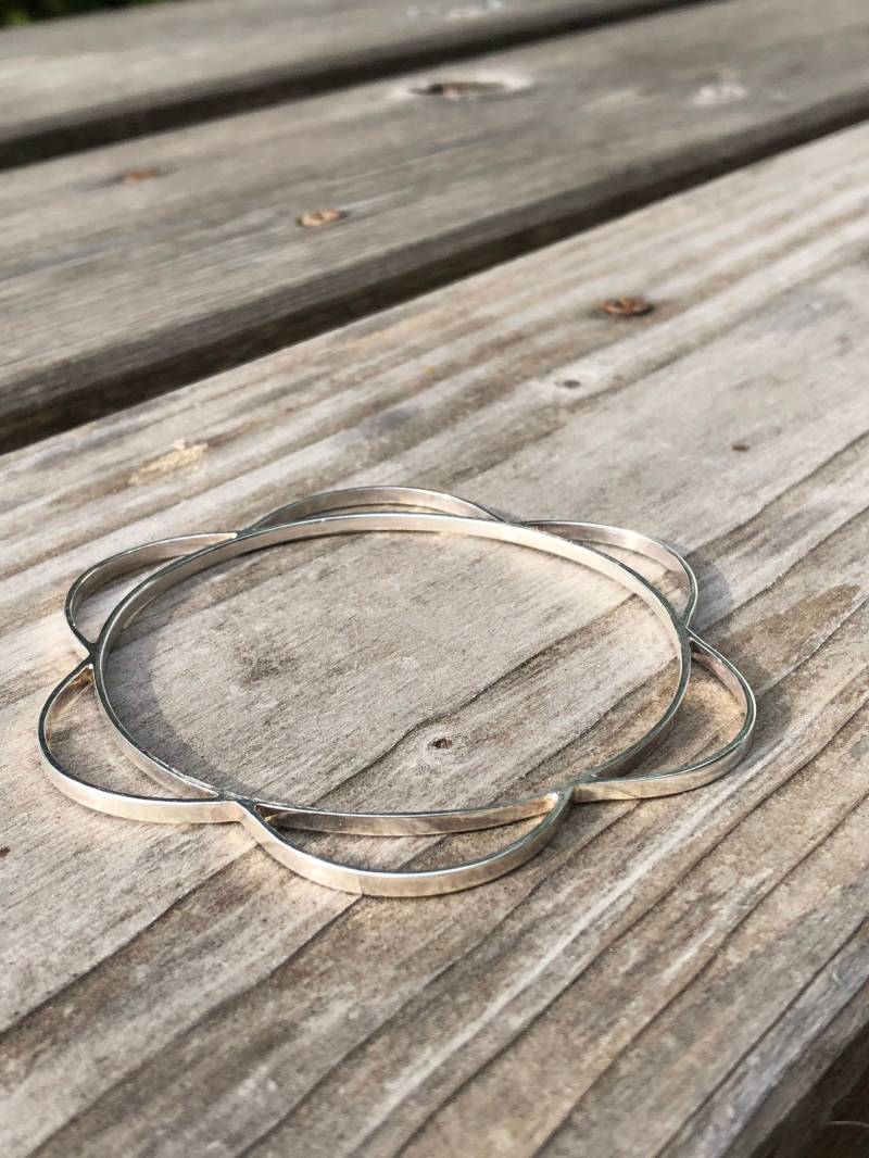 Silberner Blumen-Armreif von GulinZoisJewelry