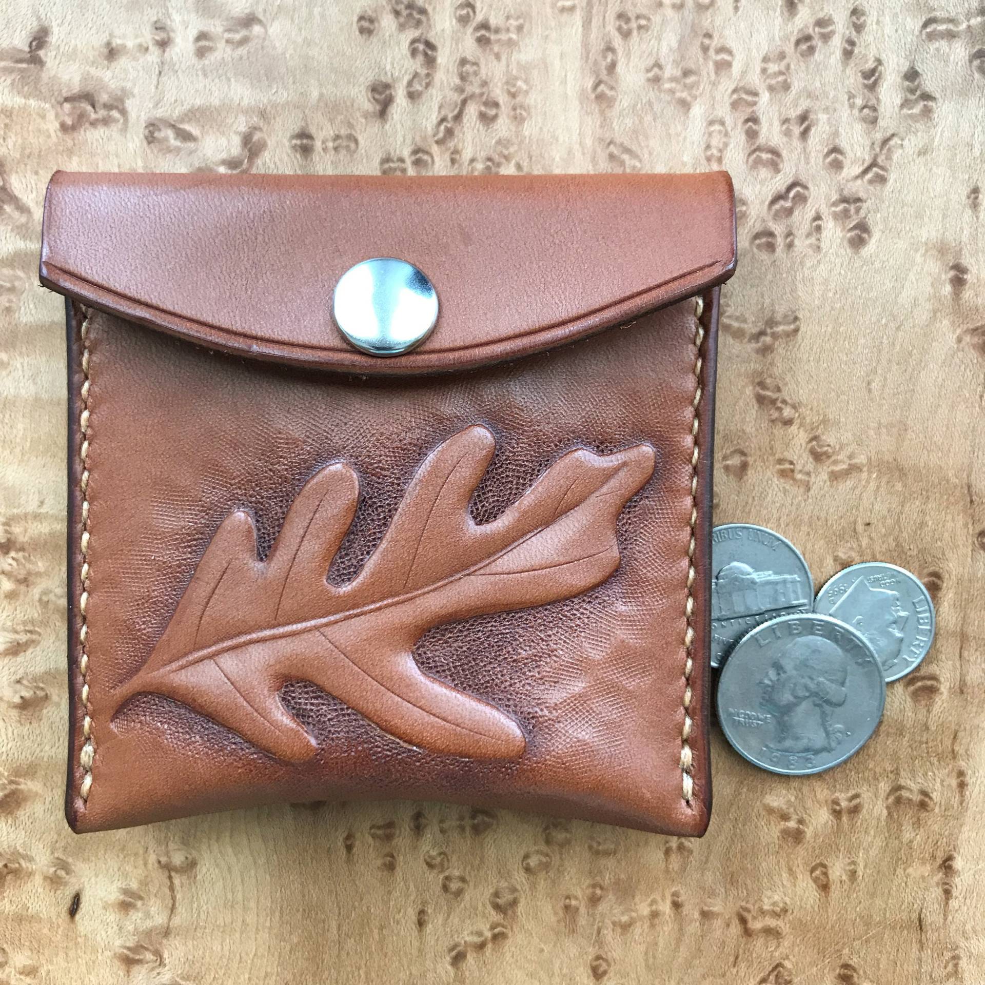 Eichenblatt-Leder Punzierter Münzbeutel, Münzhalter Aus Hellbraunem Leder Mit Eichenblatt-Design, Taschen-Leder-Geldbörse, Wechselgeldhalter Eichenblatt-Leder Punzierter Münzbeutel, Münzhalter Aus Hellbraunem Leder Mit Eichenblatt-Design, Taschen-Leder-Geldbörse, Wechselgeldhalter von GullandArtisans