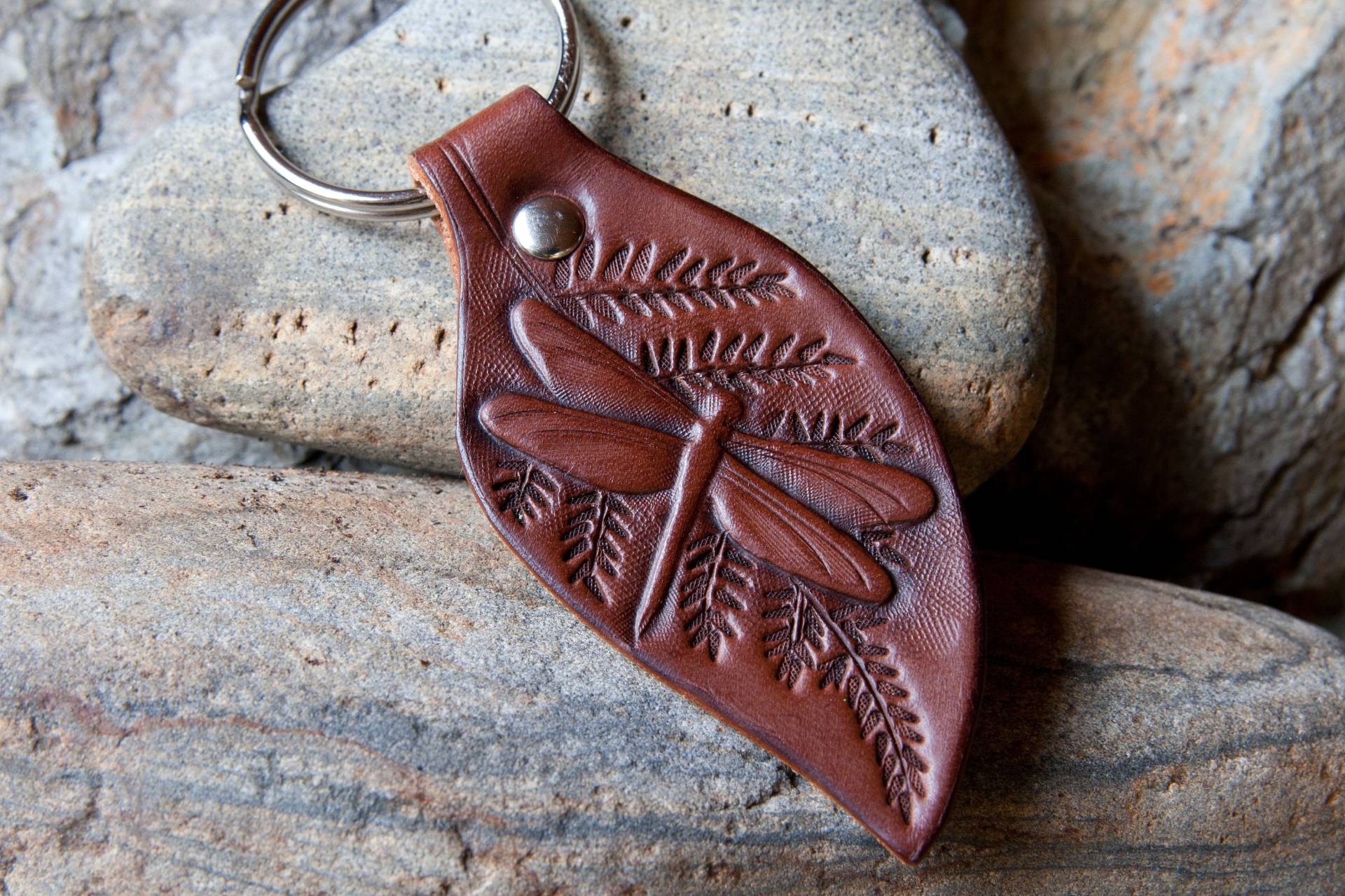 Farnblatt Mit Libelle Leder Schlüsselanhänger, Schlüssel Anhänger, Schlüssel, Geschenke Unter 20 Farnblatt Mit Libelle Leder Schlüsselanhänger, Schlüssel Anhänger, Schlüssel, Geschenke Unter 20 von GullandArtisans