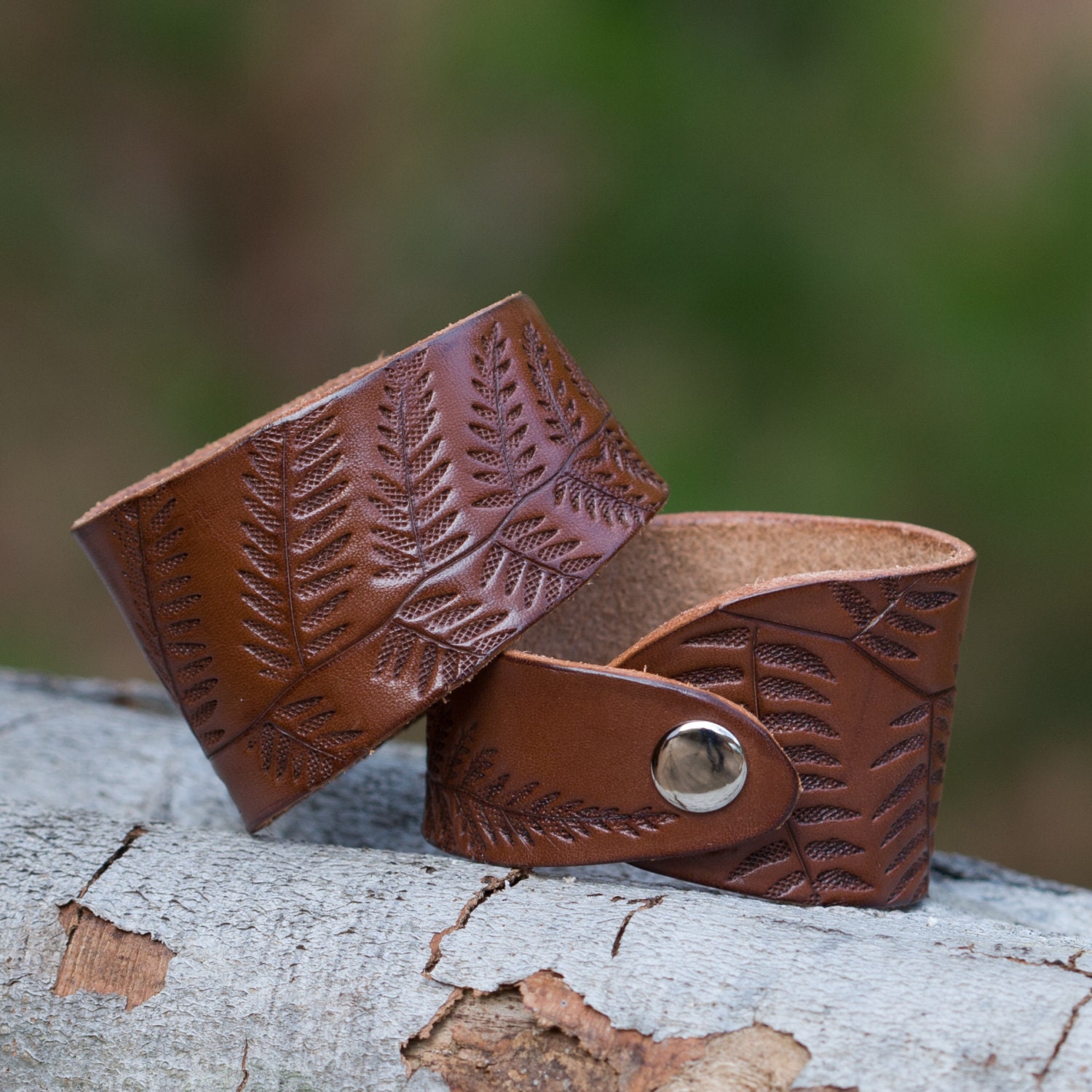 Lederarmband Mit Farn Blatt Design in Braun, Geschenke Unter 30 Lederarmband Mit Farn Blatt Design in Braun, Geschenke Unter 30 von GullandArtisans