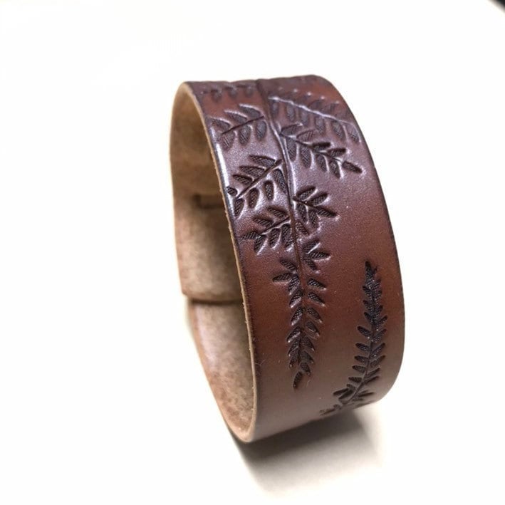 Lederarmband Mit Punziertem Farn Design, Braunes Weave Tail Verschluss, Geschenke Unter 30 Lederarmband Mit Punziertem Farn Design, Braunes Weave Tail Verschluss, Geschenke Unter 30 von GullandArtisans