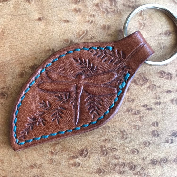 Libelle Und Farn Blatt Form Schlüsselanhänger, Leder Schlüsselanhänger Mit Libelle, Geschenke Unter 30 Libelle Und Farn Blatt Form Schlüsselanhänger, Leder Schlüsselanhänger Mit Libelle, Geschenke Unter 30 von GullandArtisans