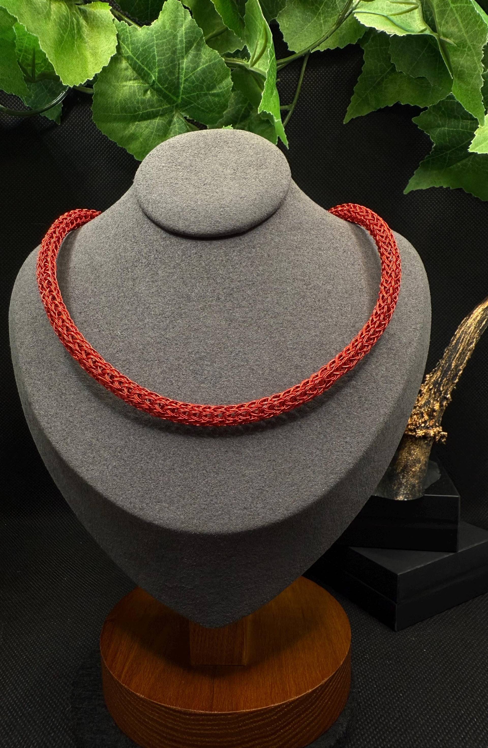 Doppelt Gestrickte Viking Knit Kette - Kraftvolle Eleganz in Rot/Art.nr. Ggvih011 von Gullveigs