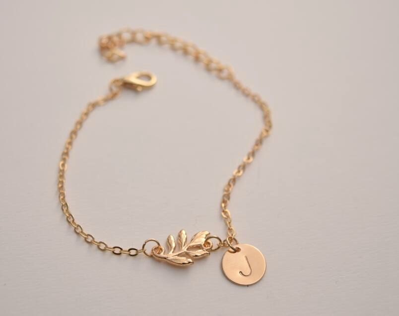 Personalisiertes Anfangsblatt Armband Handgestempeltes Zierliches Zartes Goldmonogrammarmband Brautjungfer Personalisiertes Anfangsblatt Armband Handgestempeltes Zierliches Zartes Goldmonogrammarmband Brautjungfer von Gunegg