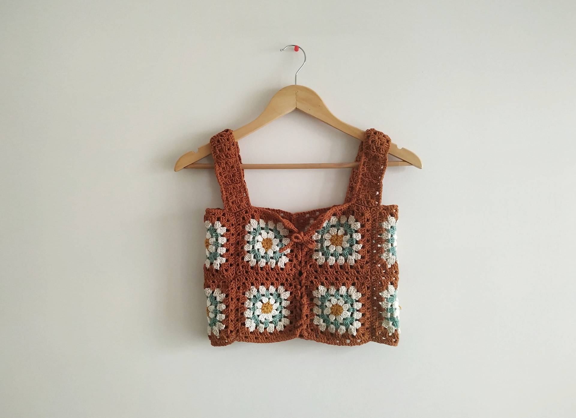 Gehäkeltes Crop Top, Handgefertigtes Daisy Bustier, Boho Tank Rost Farbe Oma Quadrat Gunes Crafts Style Top von Gunescrafts