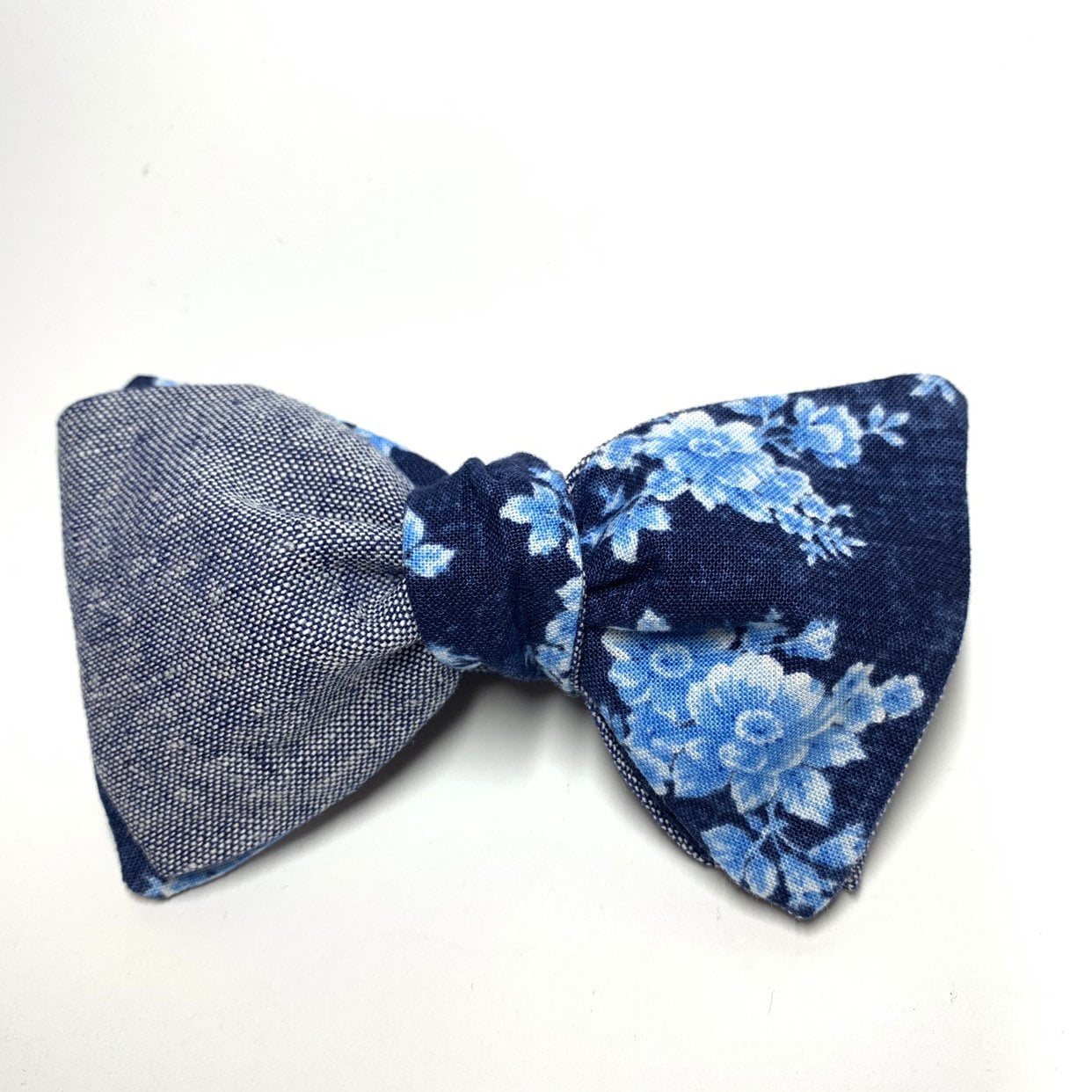 Blaue Blumenfliege Selbstbindende Chambray Rosenmuster von GunsandAprons