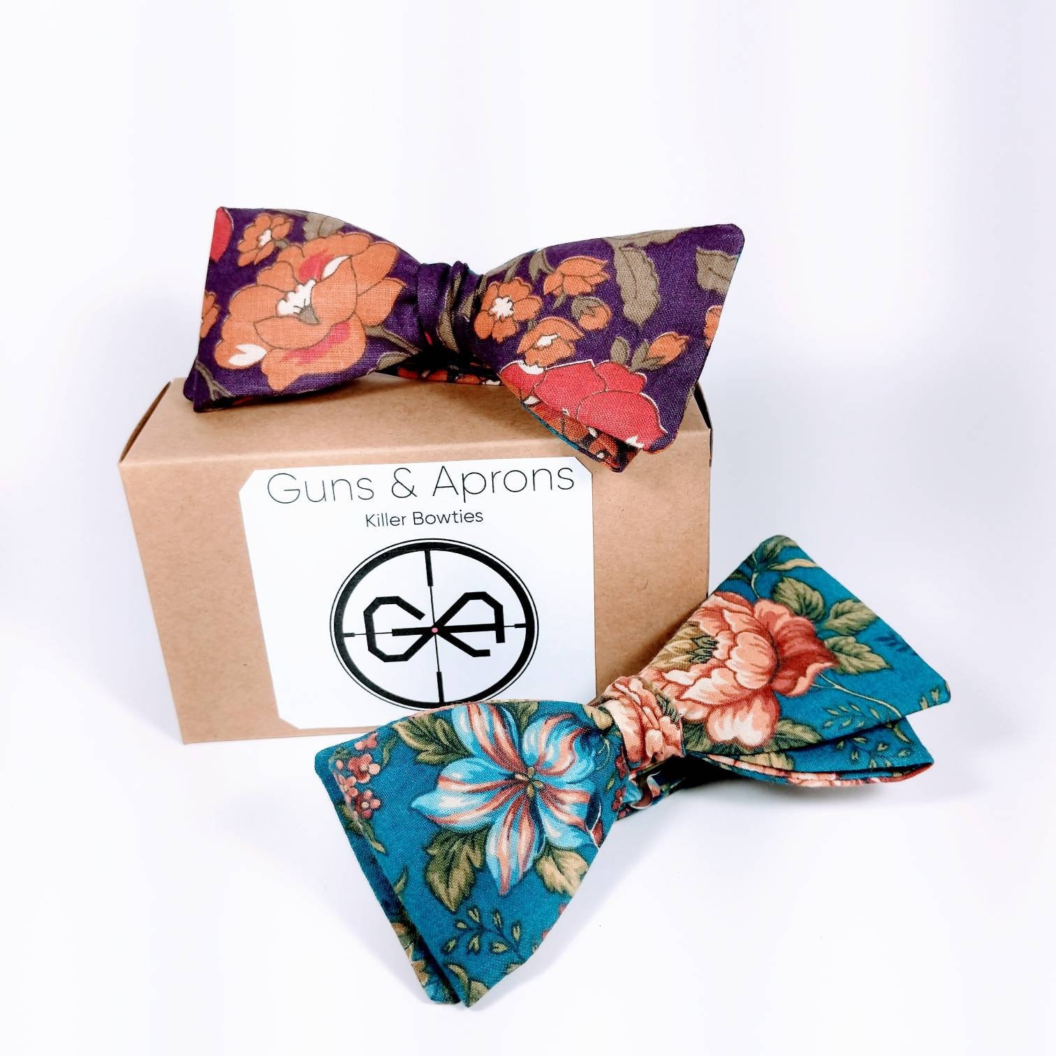 Florale Baumwollfliege Plum & Aqua Flower Zum Selberbinden Florale Baumwollfliege Plum & Aqua Flower Zum Selberbinden von GunsandAprons