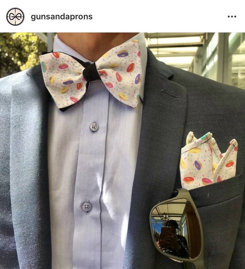 Handgefertigte Mini Donut Fliege Wendebare Männer Fliege Zum Selberbinden Handgefertigte Mini Donut Fliege Wendebare Männer Fliege Zum Selberbinden von GunsandAprons