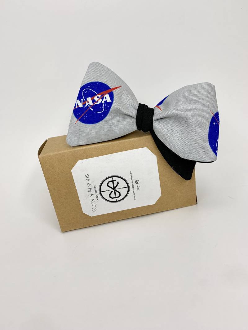 Handgemachte Nasa Fliege Wende-Galaxie Space Baumwollfliege Handgemachte Nasa Fliege Wende-Galaxie Space Baumwollfliege von GunsandAprons