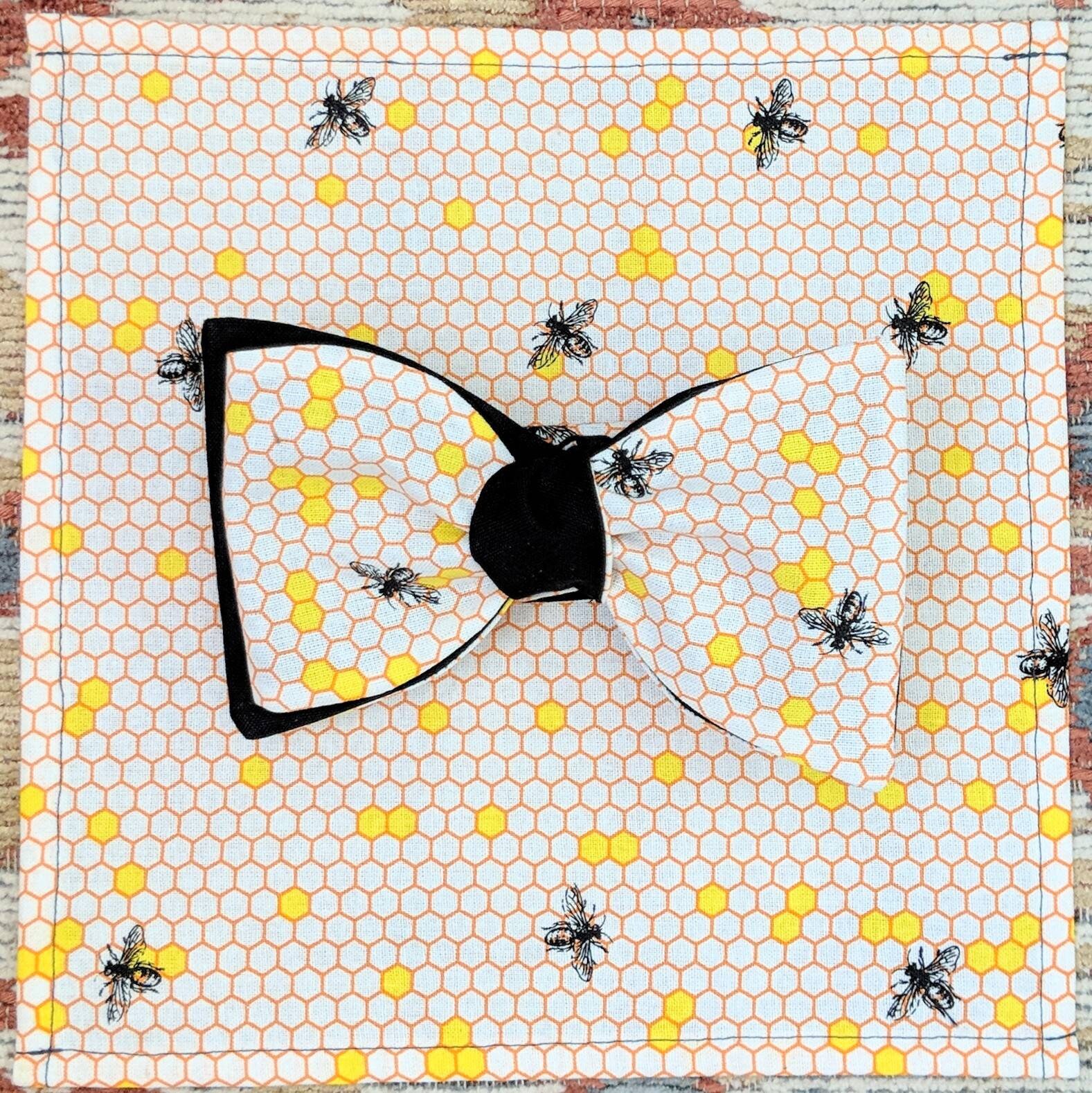 Honeycomb & Bee Fliege Wendebare Selbstbinden-Fliege, Einstecktuch-Option Honeycomb & Bee Fliege Wendebare Selbstbinden-Fliege, Einstecktuch-Option von GunsandAprons