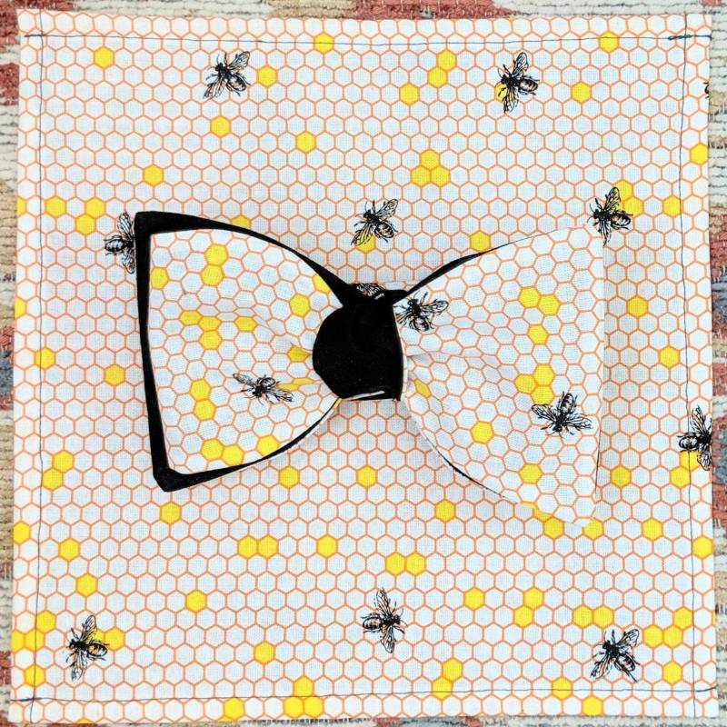 Honeycomb & Bee Fliege Wendebare Selbstbinden-Fliege, Einstecktuch-Option Honeycomb & Bee Fliege Wendebare Selbstbinden-Fliege, Einstecktuch-Option von GunsandAprons