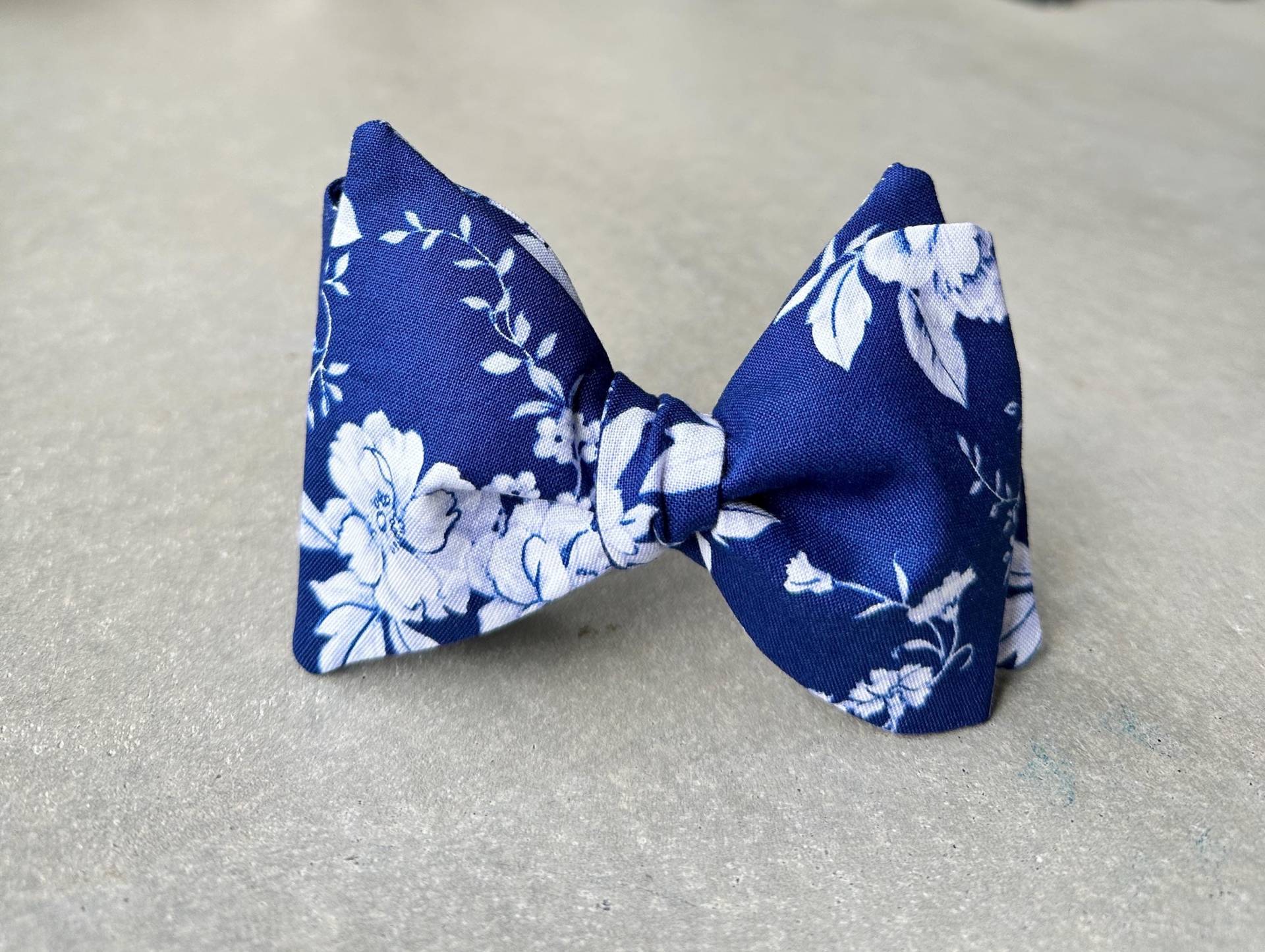 Navy Blue Floral Fliege Self-Tie Classic Schmetterling Navy Blue Floral Fliege Self-Tie Classic Schmetterling von GunsandAprons