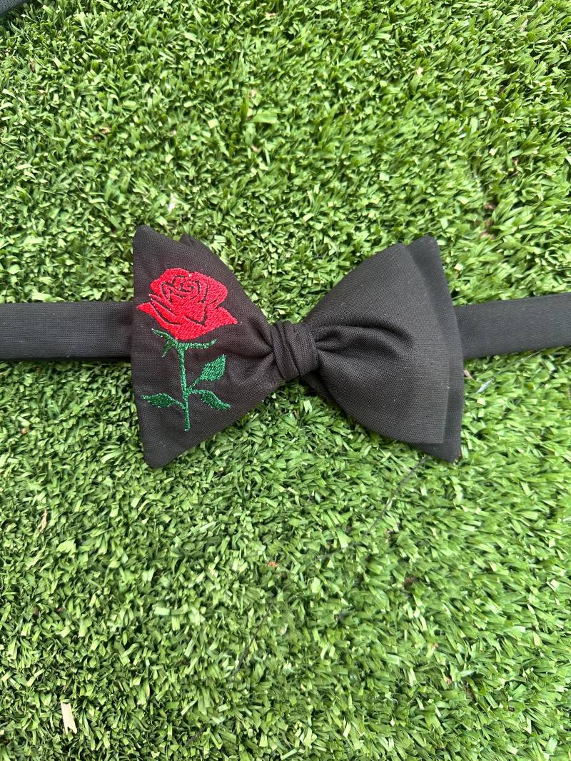 Gestickte Fliege Mit Rosenmotiv Gestickte Fliege Mit Rosenmotiv von GunsandAprons