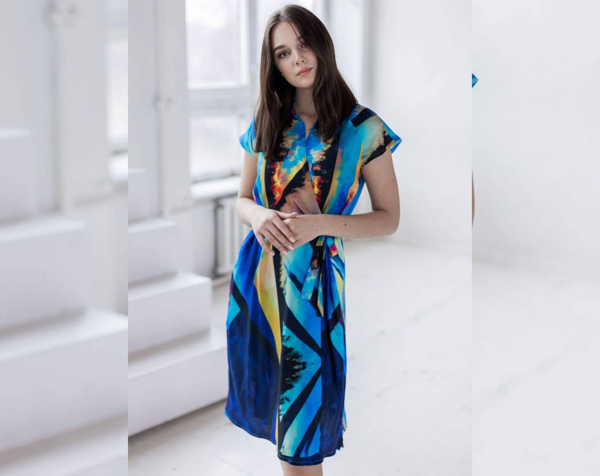 Blaues Kimono Kleid, Wickelkleid, Abstraktes Sommerkleid, Kleidung in Übergröße, Lässiges Strandkleid, Lässiges Buntes Kleid von Guntina