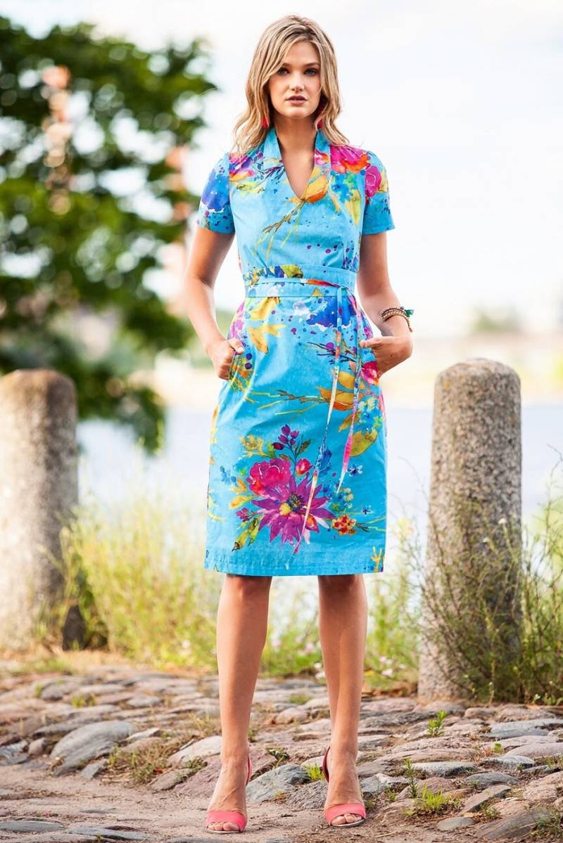 Locker Geschnittenes Sommerkleid Mit Blumenmuster in Verschiedenen Größen von Guntina