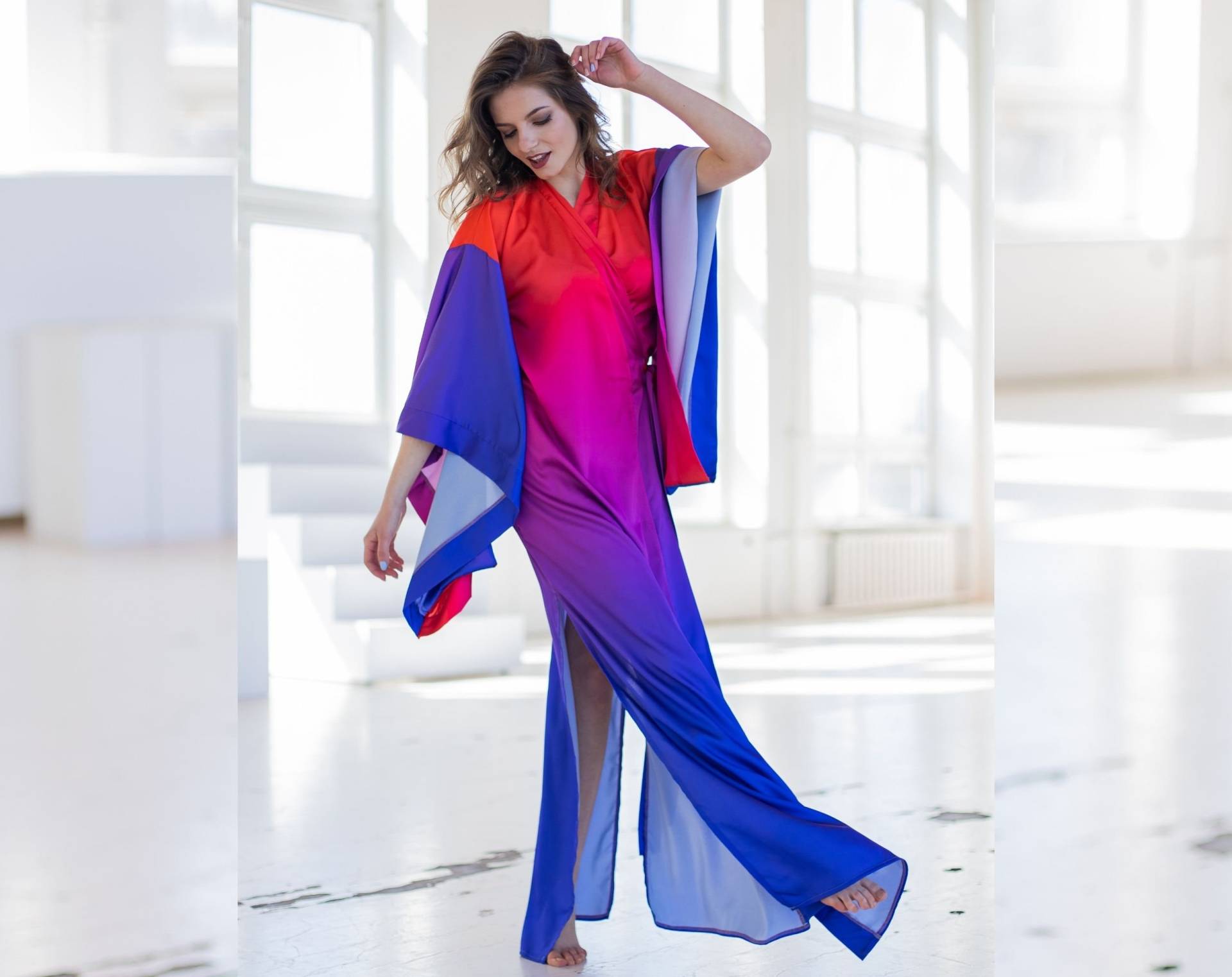 Blaues Und Rotes Kimono Kleid, Satin Braut Geschenk, Buntes Strand Sommerkleid, Farbübergang, Elegantes Plus Größe von Guntina