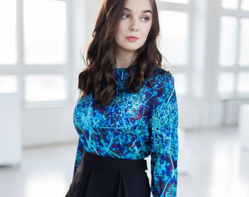 Bluse Mit Langen Ärmeln, Für Frauen, Kleidung in Übergröße, Kragenoberteil, Loose Fit Bluse, Blaue Cocktail-Winterbluse, Klassisch von Guntina