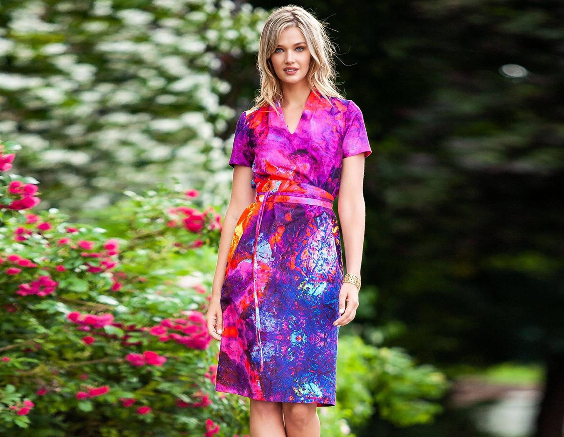 Brautjungfer Lila Kleid, Damenkleid, Sommerkleid, Kleidung in Übergröße, Kurzarmkleid, Abstraktes Bedrucktes Tie-Dye-Kleid von Guntina