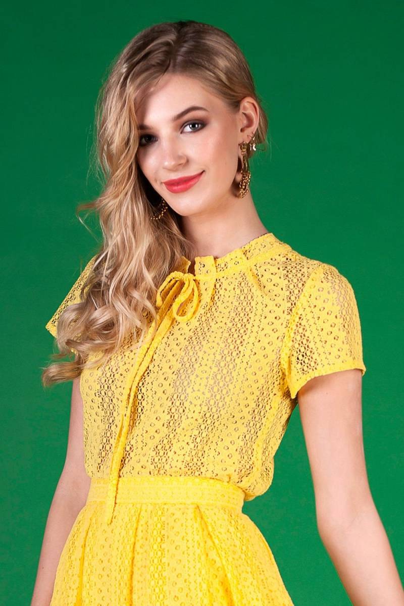 Gelbe Bluse, Sommerbluse, Plus Size Kleidung, Strand Top, Kurzarm Band Spitzen Lose Party Bluse von Guntina