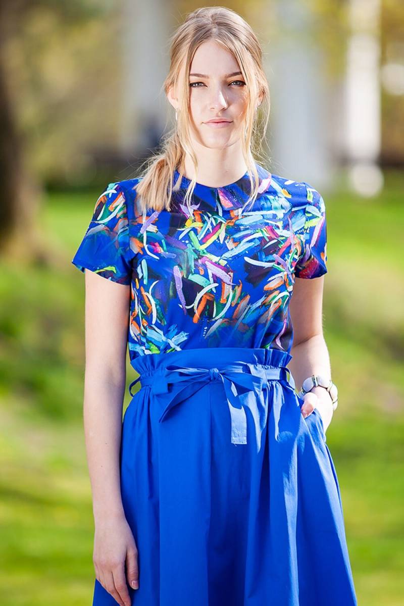 Bedrucktes Top, Abstraktes Peter-Pan-Kragen-Top, Kleidung in Übergröße, Sommertop, Blaues Kurzarmtop, Oberteil Lockeres Top von Guntina