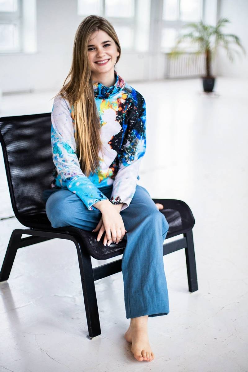 Winter Sweatshirt, Blau Weißer Pullover, Loose Fit Übergroßes Hell Gemustertes Stehkragenpullover, Plus Size von Guntina