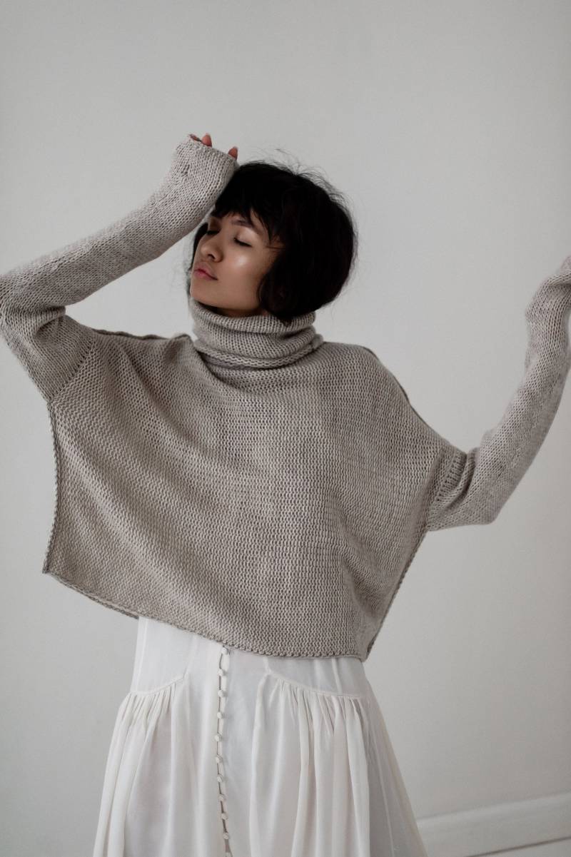 Beige Pastell Pullover Für Frauen, Wollstrick Oversized Pullover, Crop Rollkragenpullover Frauen von GurenkovaKnitwear