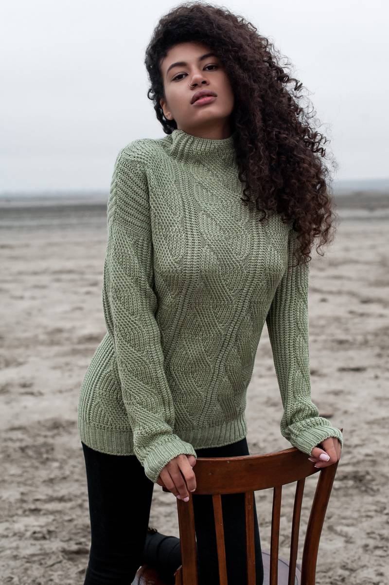 Olivgrüner Wollpullover, Strickpullover, Strickoberteil Mit Zopfmuster, Hellgrüne Herbstkleidung, Gemütlicher Pullover Hohem Kragen von GurenkovaKnitwear