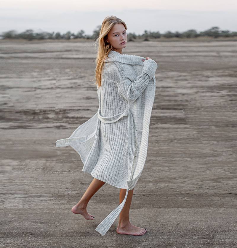 Lange Strickjacke, Grauer Mantel, Wolle Vertuschen, Homewear Boho Chic Kleidung, Hippie Minimal Herbst Outwear Lange Strickjacke, Grauer Mantel, Wolle Vertuschen, Homewear Boho Chic Kleidung, Hippie Minimal Herbst Outwear von GurenkovaKnitwear