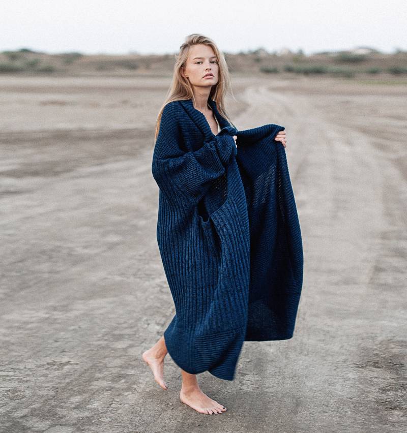 Marine Oversized Strickjacke, Chunky Cardigan Für Frauen, Dunkelblaue Lange Strickjacke von GurenkovaKnitwear