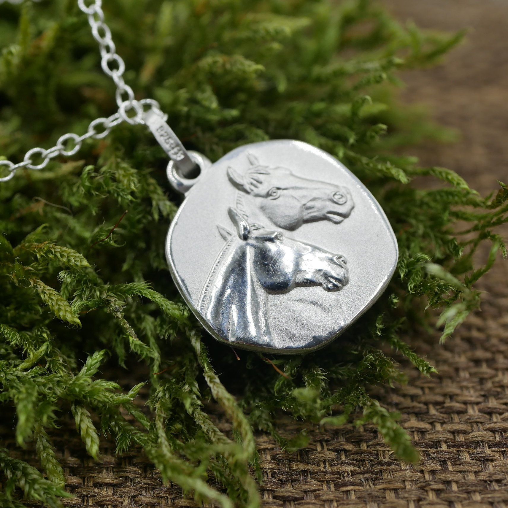 2 Pferde Auf Anhänger 925 Silber Mit Gravuroption Rückseite , Motiv Kette Silberkette von GuteLauneSchmuckDE