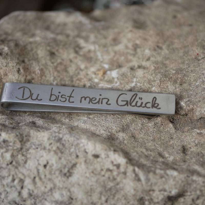 Abi 2023 Geschenk Von Mama Und Papa, Edelstahl, Krawattennadel Mit Gravur von GuteLauneSchmuckDE