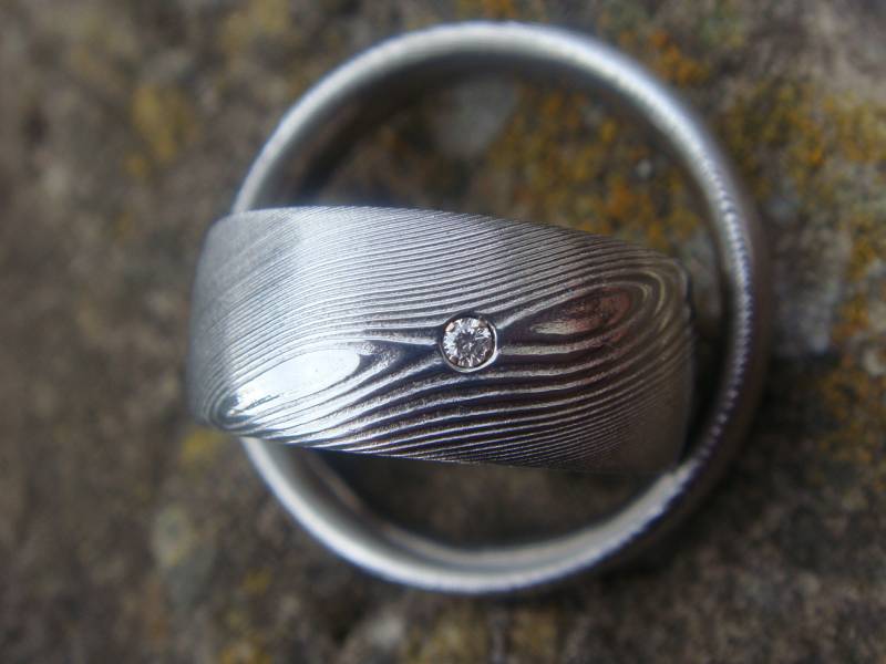 Breite Und Schlicht Elegante Trauringe Mit Der Einzigartigen Maserung Von Damaststahl Brillant, Unikate Handgefertigt von GuteLauneSchmuckDE