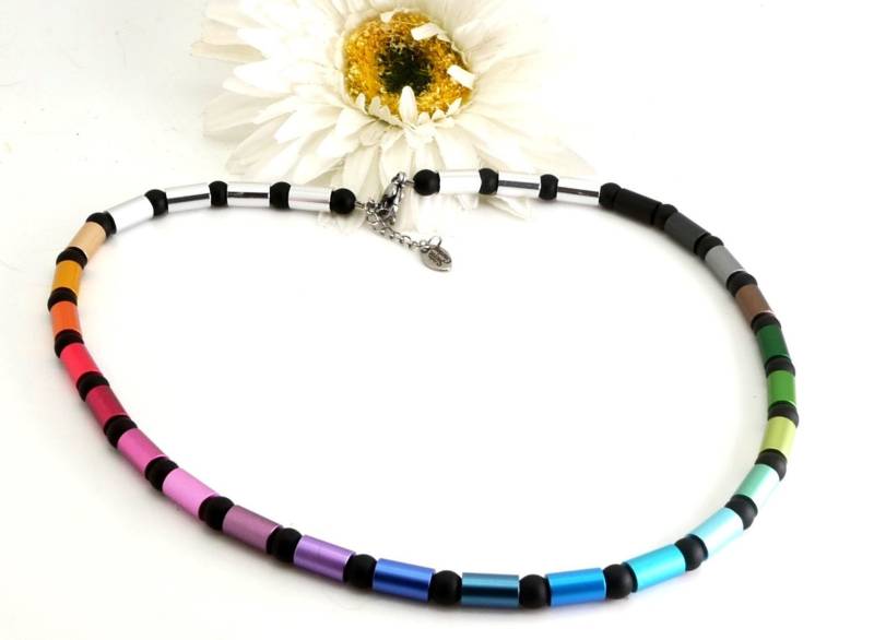 Chakren Und Regenbogen Kette Aus Eloxal Mattierten Onyx , Farbliche Brillanz von GuteLauneSchmuckDE