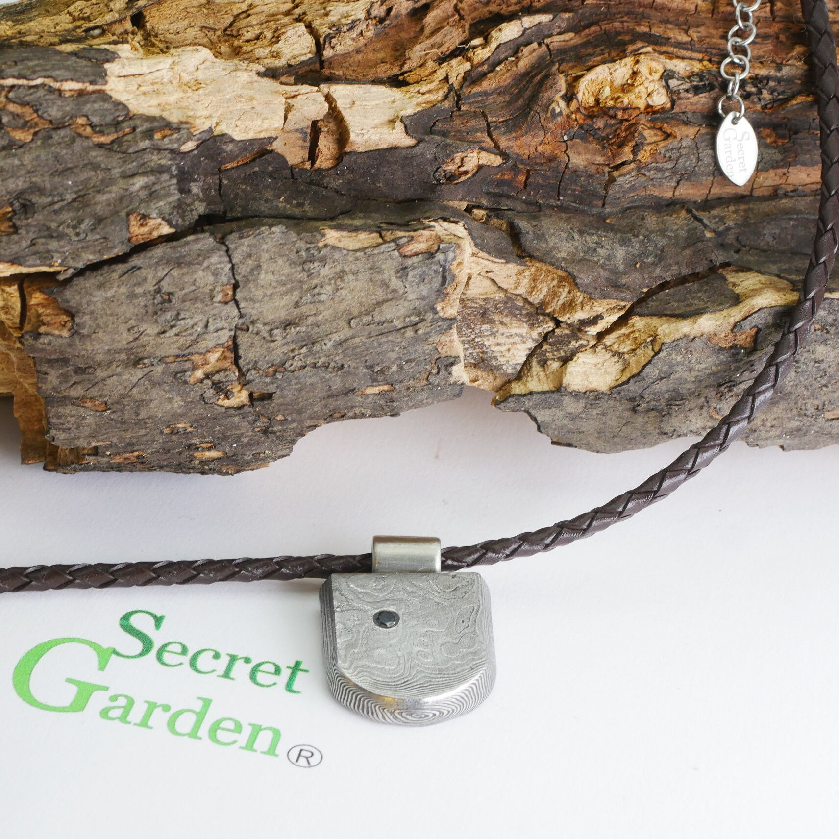 Damast Herrenschmuck, Schwarzer Diamant, Anhänger Aus Geschmiedetem Damaszenerstahl, Einzelstück, Mit Lederband Und Gravuroption von GuteLauneSchmuckDE