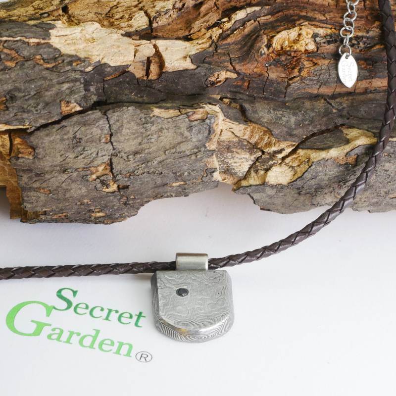 Damast Herrenschmuck, Schwarzer Diamant, Anhänger Aus Geschmiedetem Damaszenerstahl, Einzelstück, Mit Lederband Und Gravuroption von GuteLauneSchmuckDE