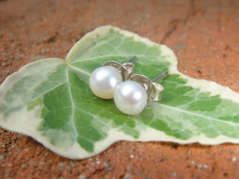 Echte Perlen 4, 6, 8, 10mm Wahlweise, Mit Edelstahl Silber Oder Titan Stift, Perlenstecker, Süßwasserperlen, Ohrstecker, Off White von GuteLauneSchmuckDE