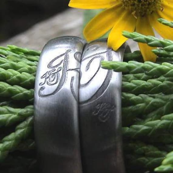 Edelstahl Oder Titan Trauringe, Ihr Monogramm, Individuell Gestaltet, Über Beide Eheringe . Form, Breite Auswählbar Inkl Gravur von GuteLauneSchmuckDE