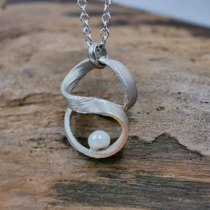 Fancy Damaszener Anhänger Mit Swz Perle, Elegant, Moderner Damenschmuck Passend Zu Unseren Damststahl Trauringen, Unikate Handgefertigt von GuteLauneSchmuckDE