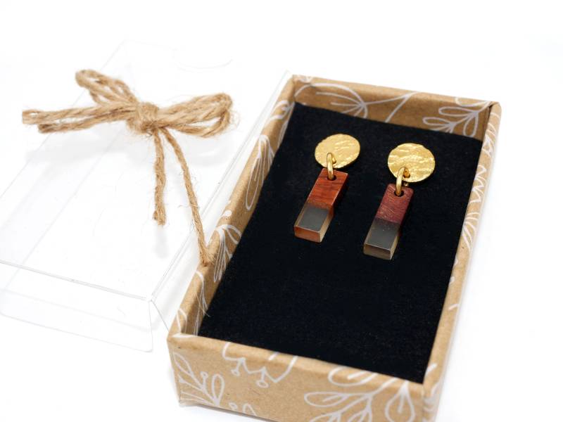 Gold Trifft Holz Mit Transparenz, Moderne Goldene Edelstahl Ohrstecker, Ohrhänger in Natürlichen Farbnuancen von GuteLauneSchmuckDE