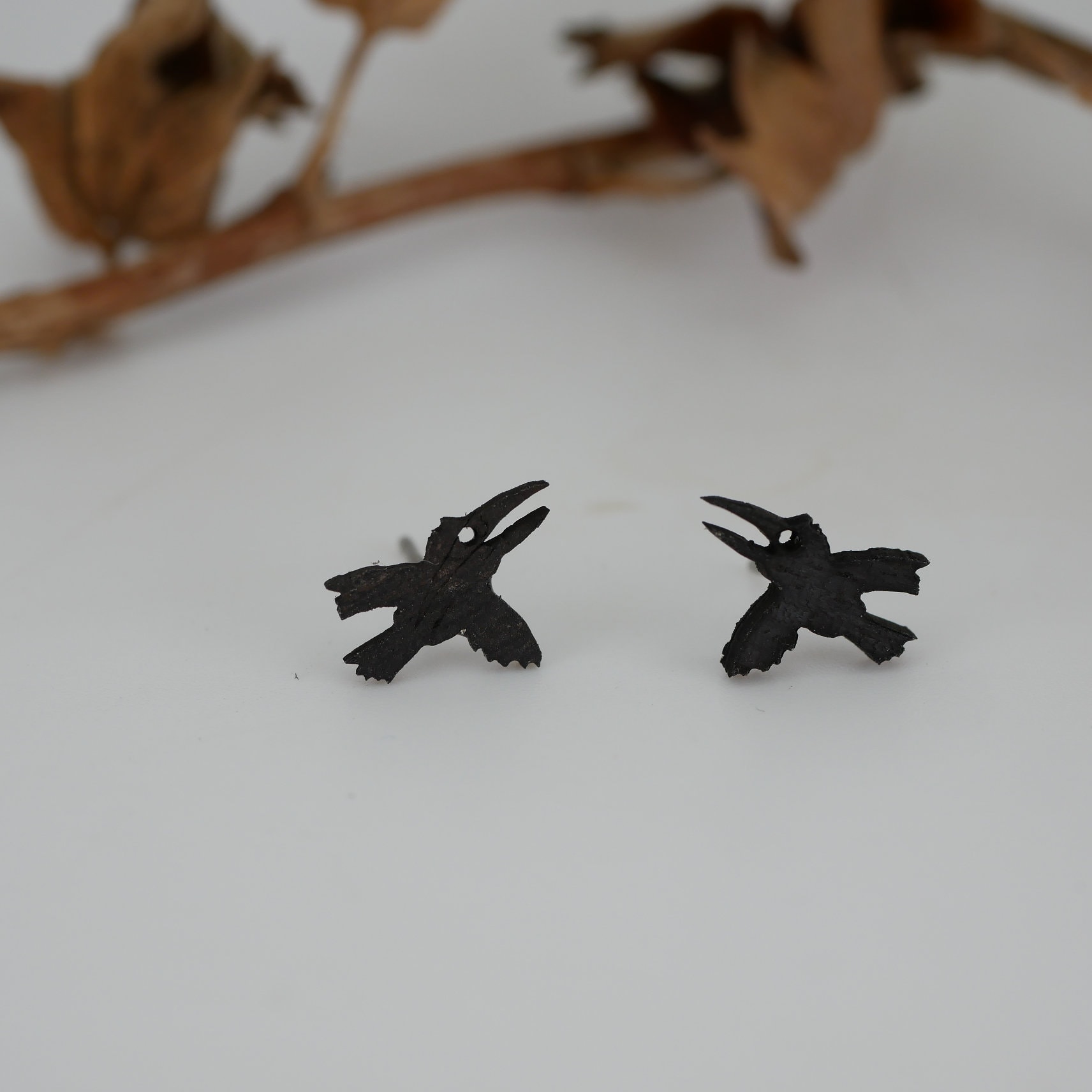 Halloween, Schwarze Ohrstecker, Fliegender Rabe, Halloweenschmuck, Schmuck, Ebenholz, Tierschmuck, Vogel von GuteLauneSchmuckDE