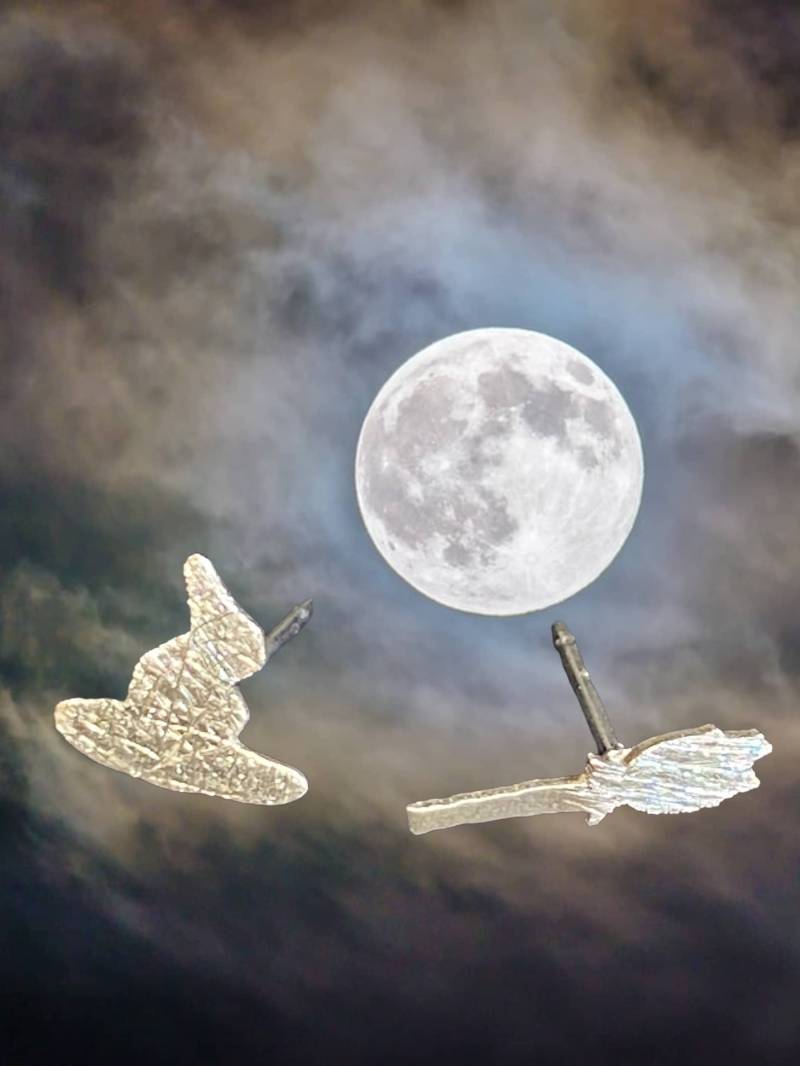 Hexenhut Und Hexenbesen, Halloween Lässt Grüßen, 925 Silber Ohrstecker, Handgefertigt, Wahlweise Silber, Edelstahl, Titanstift von GuteLauneSchmuckDE