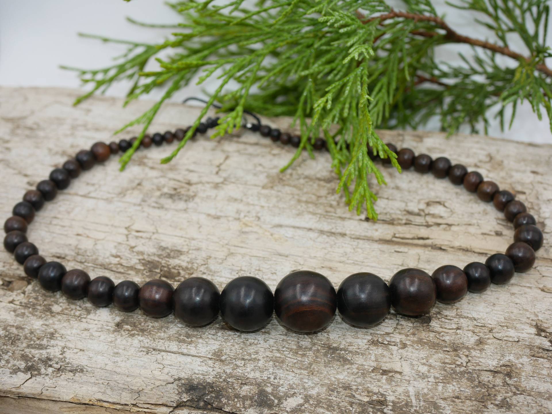 Holzperlen Kette, Aus Ebenholz Kugeln Im Verlauf Mit Edelstahl Magnetverschluß, Oder Karabiner Natürliche Perlen Poliert Von 20mm Bis 6mm von GuteLauneSchmuckDE