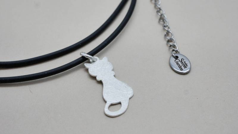 Katze, Anhänger Mit Kette, Silber, Namensgravur Auf Für Katzenliebhaber Und Freunde Ein Tolles Geschenk von GuteLauneSchmuckDE