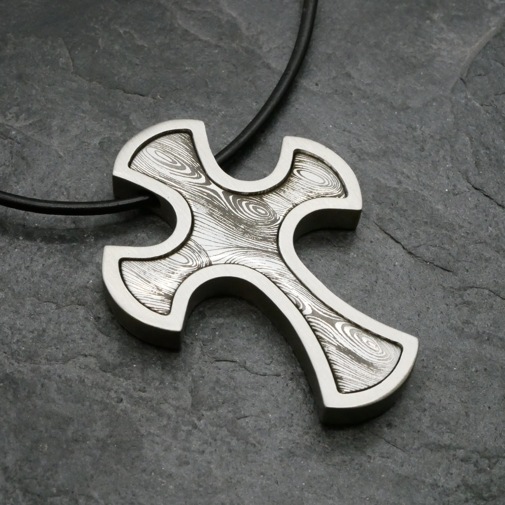 Kreuz, Edelstahl, Doppelkreuz & Namensgravur Mit Damast Motiv, Damast-struktur Und Persönlicher Gravur Möglich Band, Kette von GuteLauneSchmuckDE