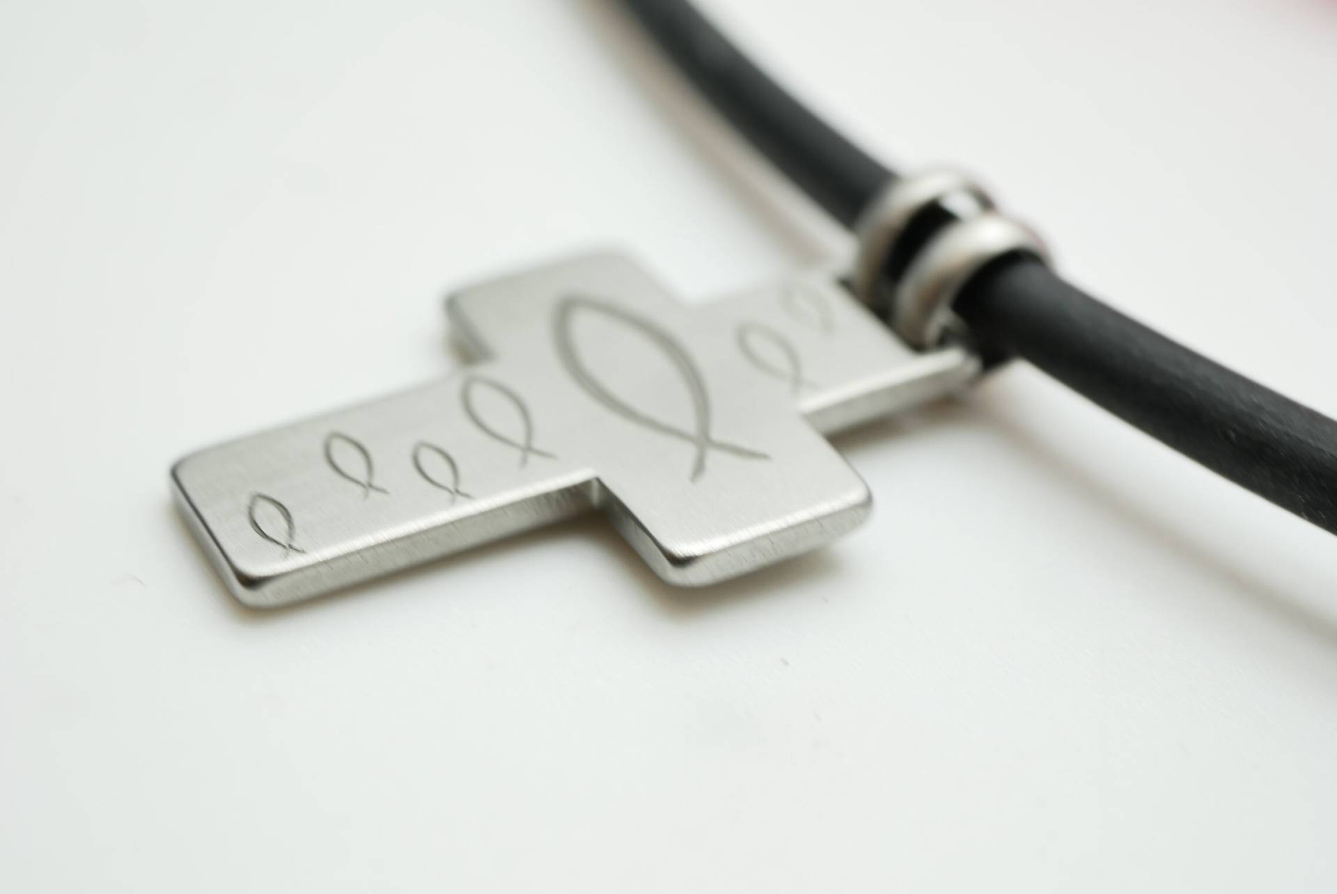 Kreuz Ein Schwarm Voller Frieden, Liebe, Glaube Und Hoffnung, Aus Edelstahl Mit Kautschukband Personalisiert von GuteLauneSchmuckDE