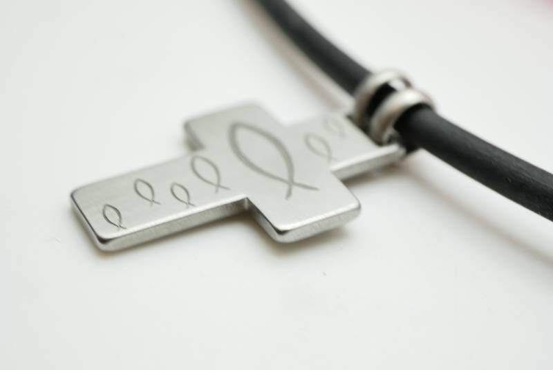 Kreuz Ein Schwarm Voller Frieden, Liebe, Glaube Und Hoffnung, Aus Edelstahl Mit Kautschukband Personalisiert von GuteLauneSchmuckDE